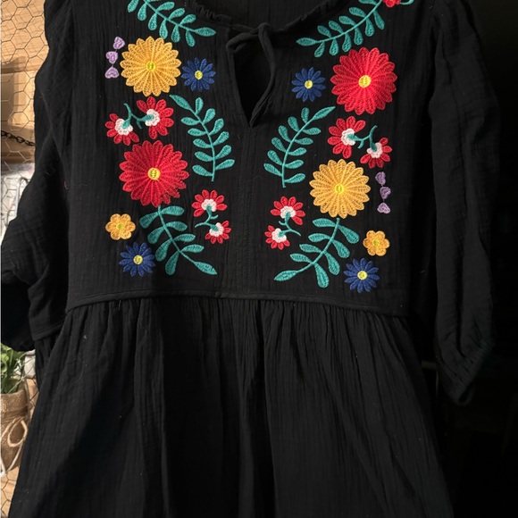 Beautiful embroidery on a black blouse - Picture 4 of 4